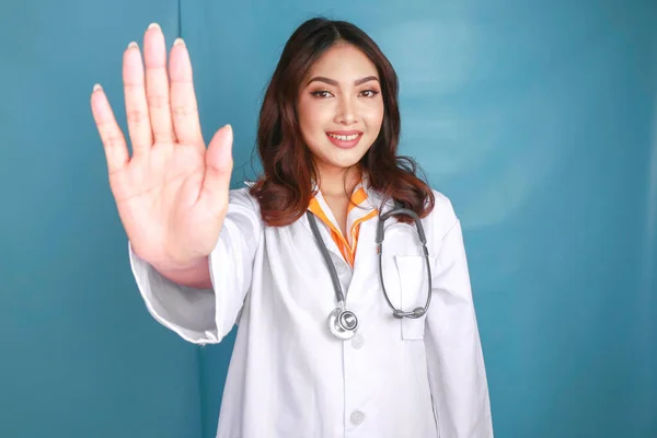 Vážná Asijská Lékařka Stetoskopem Bílým Kabátem Stopkou — Stock fotografie