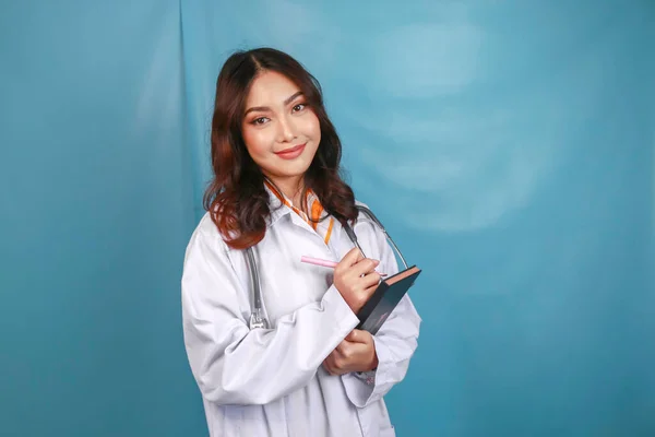 Portré Egy Fiatal Ázsiai Orvos Egy Egészségügyi Szakember Mosolyog Gazdaság — Stock Fotó