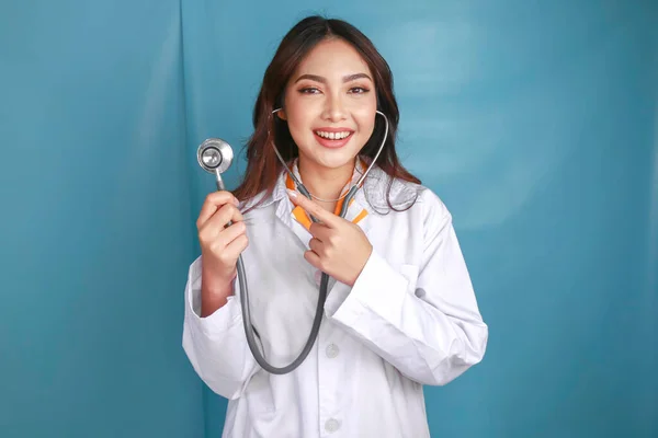 Portrait Young Asian Woman Doctor Medical Professional Smiling Wearing Stethoscope — Stock Photo, Image