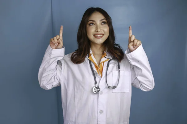 Portrait Young Asian Woman Doctor Medical Professional Smiling Pointing Upward — Stock Photo, Image