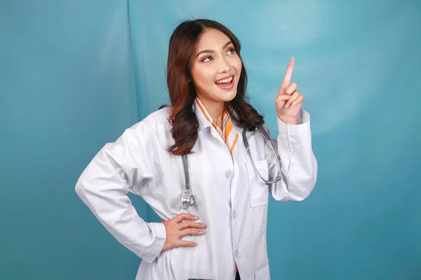 Egy Fiatal Ázsiai Doktornő Portréja Egy Orvos Mosolyog Felfelé Mutat — Stock Fotó