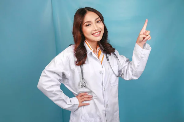 Egy Fiatal Ázsiai Doktornő Portréja Egy Orvos Mosolyog Felfelé Mutat — Stock Fotó