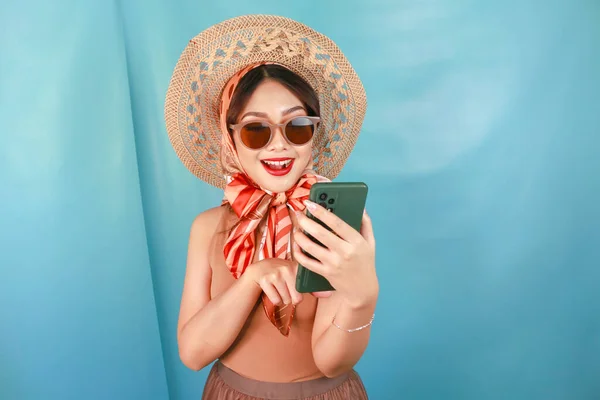 Joven Asiática Feliz Mujer Señalando Sonriendo Teléfono Inteligente Aislado Por —  Fotos de Stock