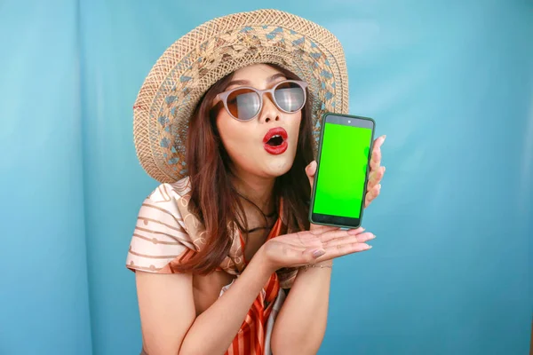 Joven Asiática Feliz Mujer Mostrando Chocante Teléfono Inteligente Aislado Por —  Fotos de Stock