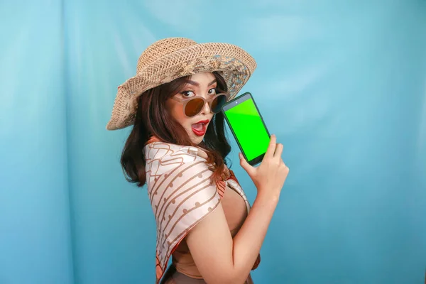 Joven Asiática Feliz Mujer Mostrando Pantalla Verde Teléfono Inteligente Aislado —  Fotos de Stock