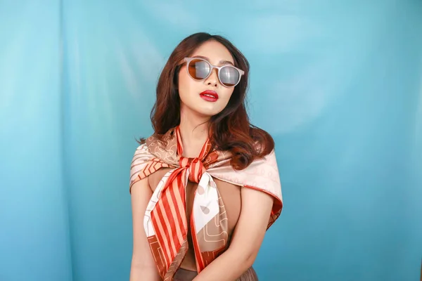 Joven Asiática Confiada Mujer Está Posando Aislado Por Fondo Azul —  Fotos de Stock