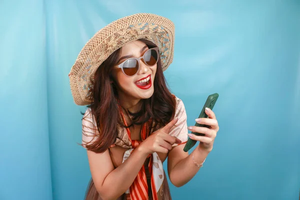 Joven Asiática Feliz Mujer Señalando Sonriendo Teléfono Inteligente Aislado Por —  Fotos de Stock
