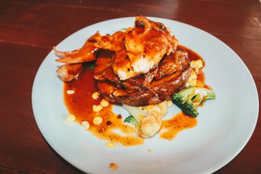 Bir tabak tavuk, biftek ve sosis.