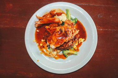 Bir tabak tavuk, biftek ve sosis.