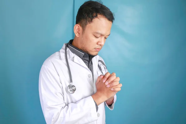 一个年轻的亚洲男医生的画像正在向上帝祈祷 — 图库照片