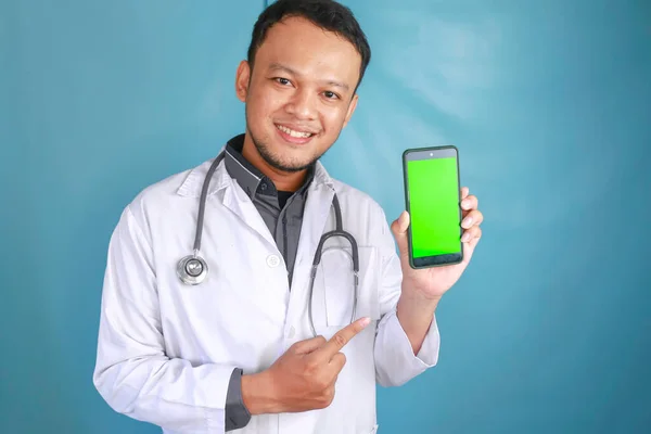 Fiatal Ázsiai Férfi Orvos Mutatja Zöld Képernyő Vagy Másolás Helyet — Stock Fotó