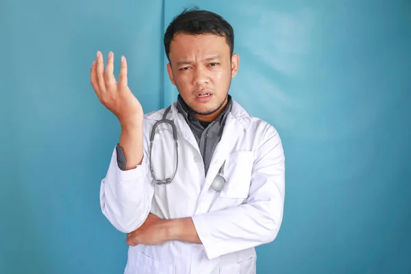 一个年轻的亚洲男医生的画像看上去疲惫而过度劳累 — 图库照片