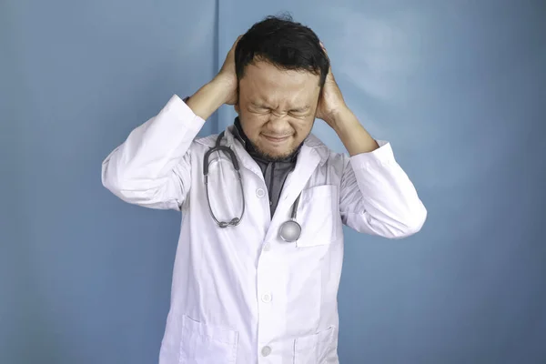 Retrato Joven Médico Asiático Parece Cansado Con Exceso Trabajo — Foto de Stock