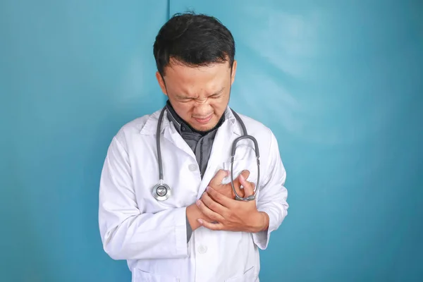 若いアジア系男性医師の肖像画は 彼の胸に痛みを見て — ストック写真