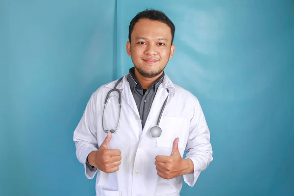 Ritratto Giovane Medico Asiatico Medico Sta Sorridendo Mostrando Pollici Alto — Foto Stock