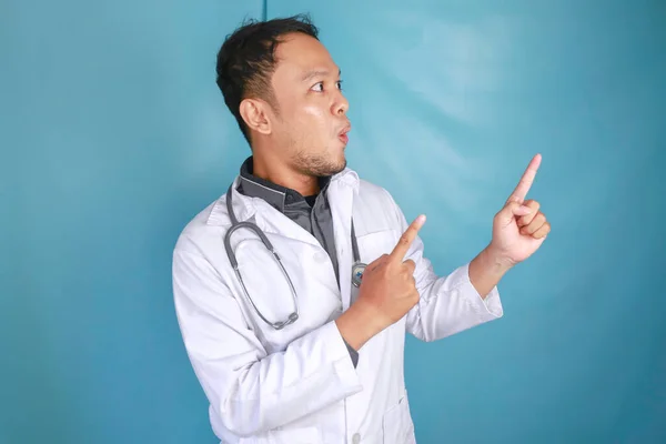 Young Asian Man Doctor Medical Professional Shock Pointing Upward Copy — Stock Photo, Image