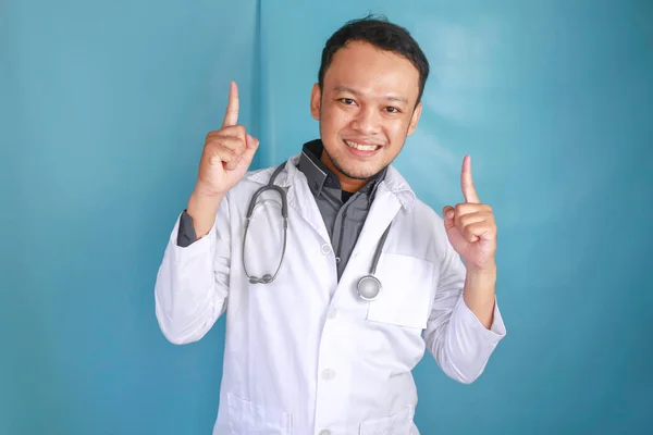 Boldog Fiatal Ázsiai Férfi Orvos Egy Egészségügyi Szakember Mosolyog Felfelé — Stock Fotó