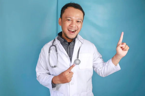 Boldog Fiatal Ázsiai Férfi Orvos Egy Egészségügyi Szakember Mosolyog Felfelé — Stock Fotó