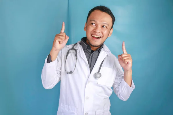 Feliz Joven Asiático Médico Hombre Profesional Médico Está Sonriendo Apuntando —  Fotos de Stock