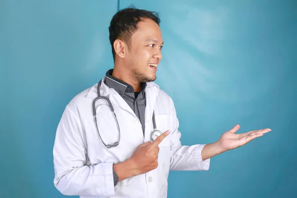 Feliz Joven Asiático Médico Hombre Profesional Médico Está Sonriendo Apuntando —  Fotos de Stock