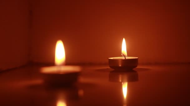 在黑色的背景下 两支蜡烛闪烁着光芒 — 图库视频影像