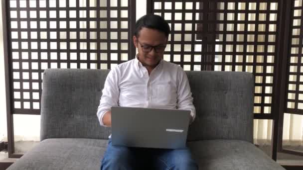 Молодой Азиат Наслаждается Счастлив Работой Ноутбуке Дома — стоковое видео