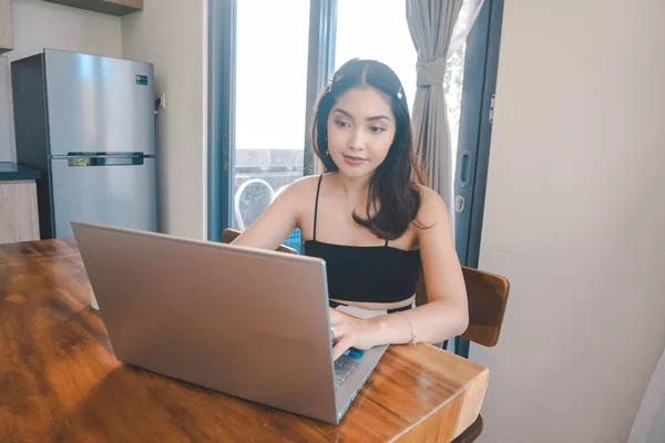 Young Asian Woman Spends Her Time Home Sitting Dining Room — Stock Photo, Image