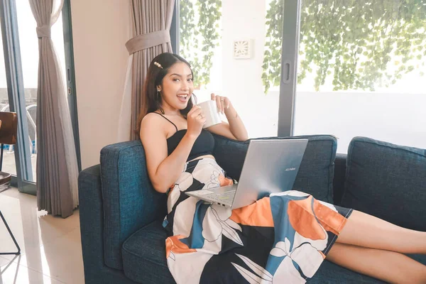 Young Asian Woman Spend Her Time Home Sitting Cozy Sofa — Stockfoto