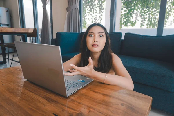 Young Asian Woman Spend Her Time Home Sitting Living Room — Fotografia de Stock