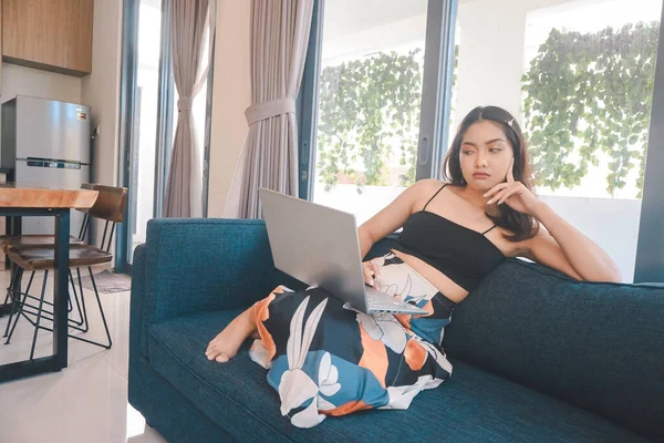 Young Asian Woman Spend Her Time Home Sitting Cozy Sofa — Stockfoto