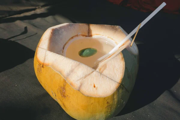 Zdjęcie Świeżego Soku Kokosowego Tropikalnej Plaży — Zdjęcie stockowe