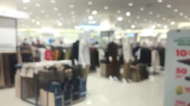 Moda mağazası mağazasının iç mekânında, Bokeh light arka planı olan soyut bir bulanıklık.. 