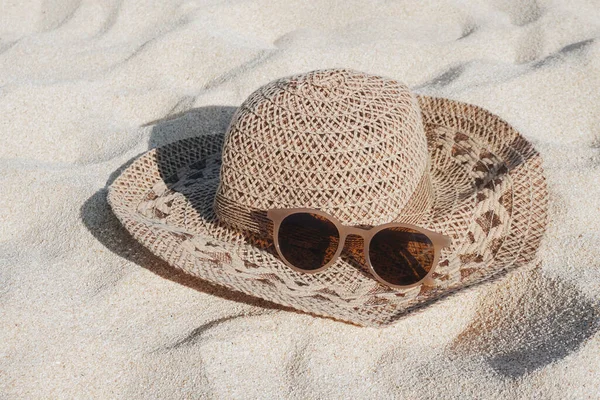 Chapéu Palha Óculos Sol Praia Areia Branca — Fotografia de Stock