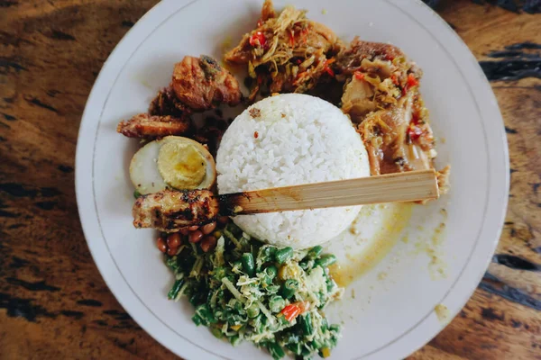 Nasi Campur Ayam Betutu Vagyok Balinéz Sült Csirke Káposztalevéllel Töltve — Stock Fotó