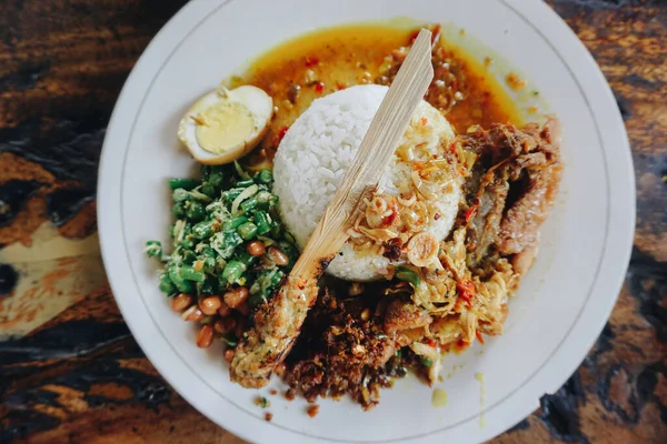 Nasi Campur Ayam Betutu Vagyok Balinéz Sült Csirke Káposztalevéllel Töltve — Stock Fotó