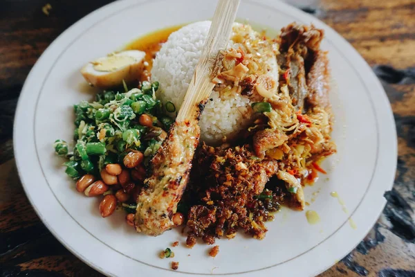 Nasi Campur Ayam Betutu Balijské Pečené Kuře Plněné Listy Kasavy — Stock fotografie