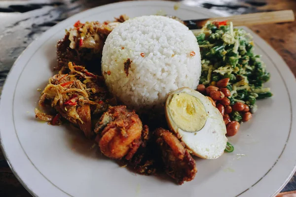 Nasi Campur Ayam Betutu Ayam Panggang Bali Diisi Dengan Daun — Stok Foto
