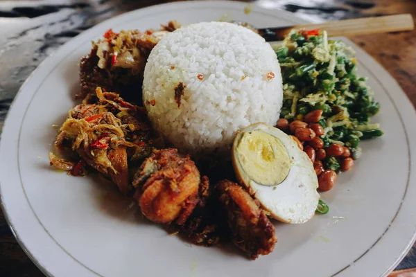 Nasi Campur Ayam Betutu Balinese Roast Chicken Stuffed Cassava Leaves — Stock Photo, Image