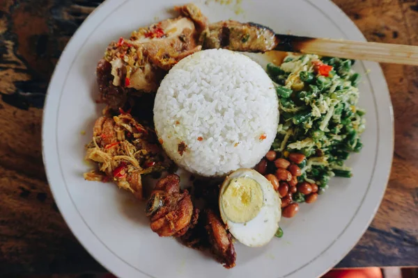 Nasi Campur Ayam Betutu Balinese Roast Chicken Stuffed Cassava Leaves — Stok Foto