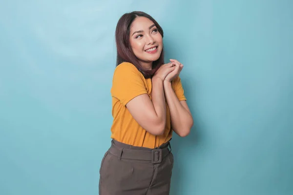 Pleased Asian Woman Reclines Her Hands Looking Camera Blue Background — ストック写真