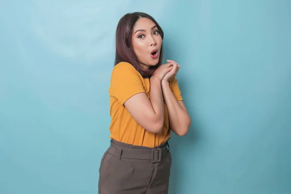 Surprised Asian Woman Reclines Her Hands Looking Camera Blue Background — Fotografia de Stock