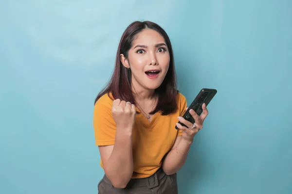 Excited Young Woman Smiling While Holding Her Smartphone Her Hand — Stockfoto