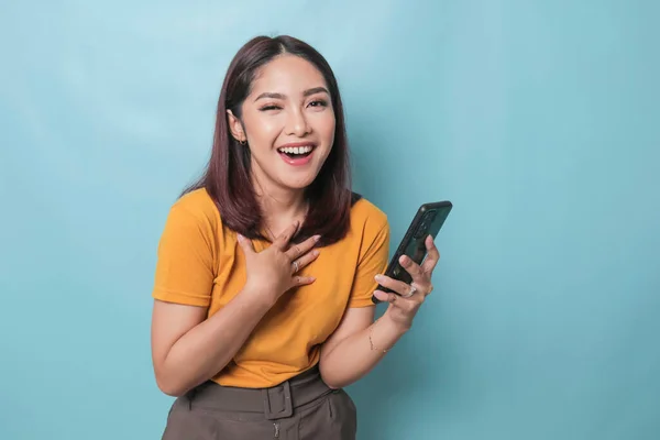 Excited Young Woman Smiling While Holding Her Smartphone Her Hand — Stok fotoğraf