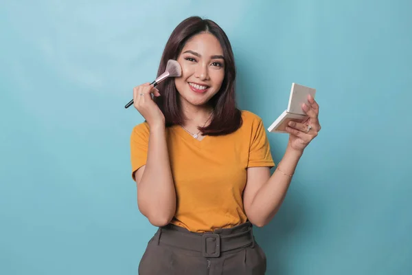 Portrait Young Beautiful Asian Woman Doing Her Makeup — Fotografia de Stock