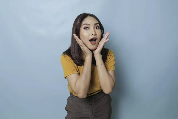 Surprised Asian Woman Reclines Her Hands Shouting While Looking Camera — Stok fotoğraf