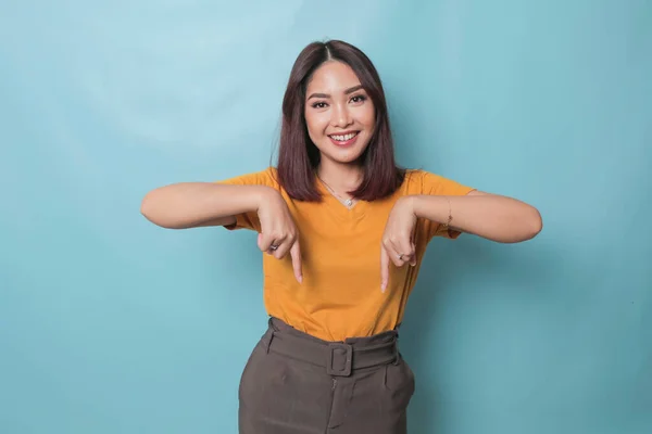 Excited Young Woman Presenting Pointing Downwards Copy Space Isolated Blue — Stok fotoğraf