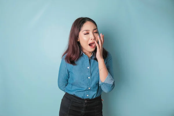 Portrait Sleepy Attractive Asian Woman Wearing Blue Shirt Feeling Tired — Stockfoto