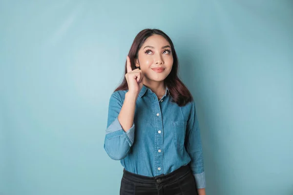 Excited Asian Woman Wearing Blue Shirt Pointing Copy Space Upwards — Stock Photo, Image