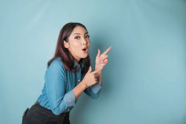 Shocked Asian Woman Wearing Blue Shirt Pointing Copy Space Her — Stock Photo, Image