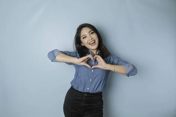 Attractive Young Asian Woman Wearing Blue Shirt Feels Happy Romantic — ストック写真